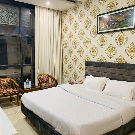 Hotel Hollywood - Family Hotel Zirakpur Bagian luar foto