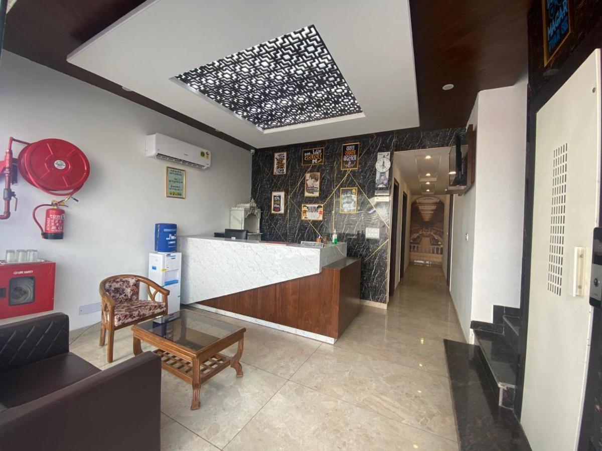 Hotel Hollywood - Family Hotel Zirakpur Bagian luar foto