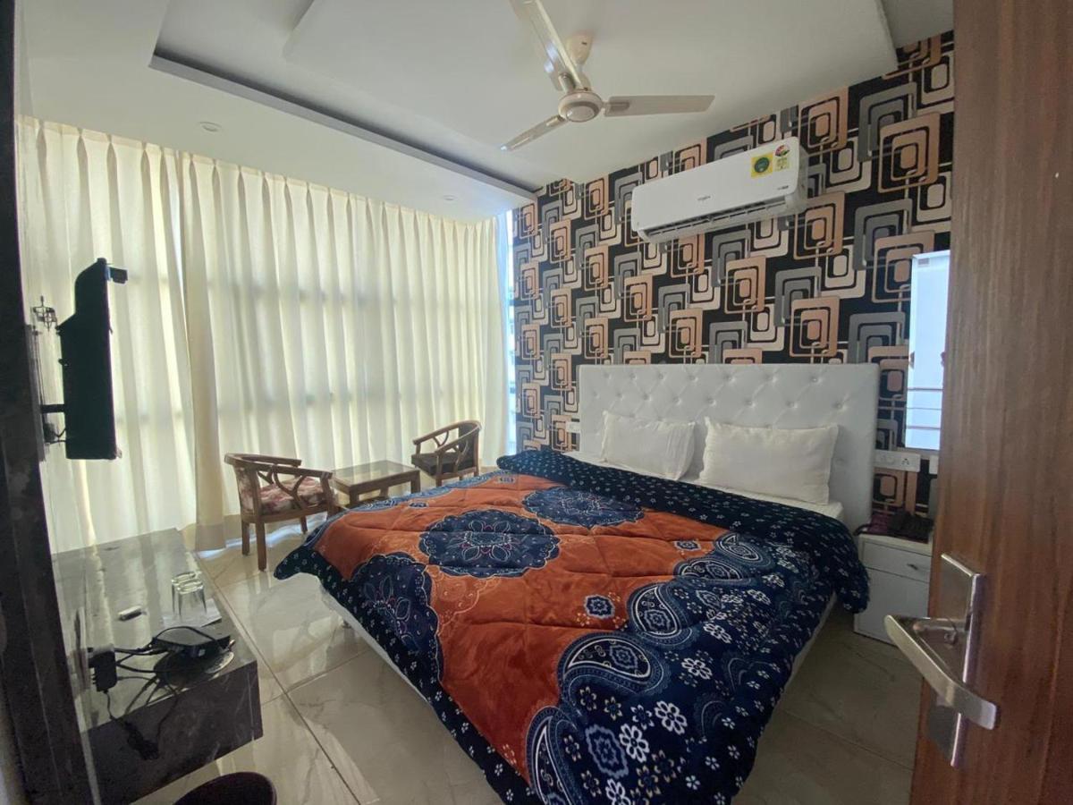 Hotel Hollywood - Family Hotel Zirakpur Bagian luar foto