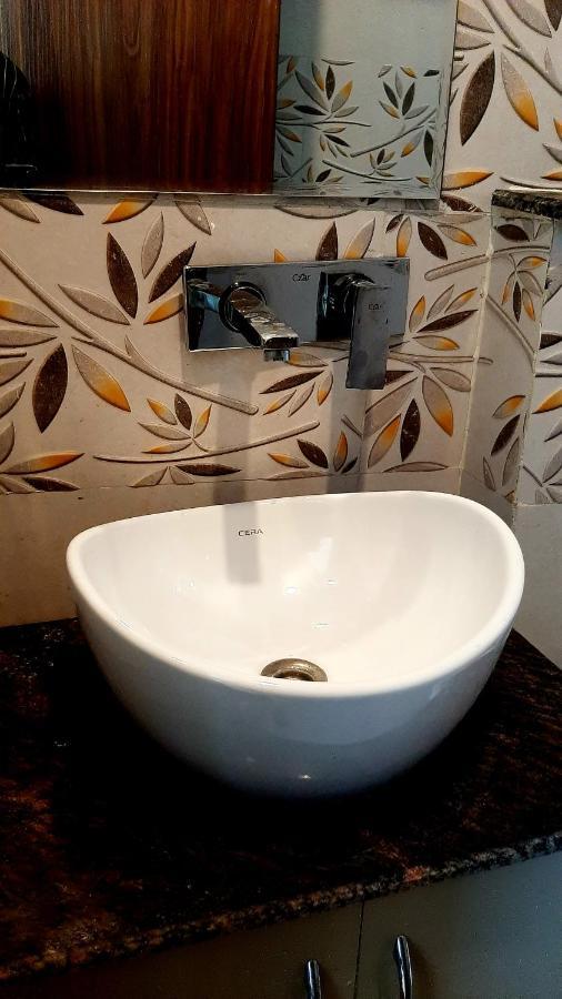 Hotel Hollywood - Family Hotel Zirakpur Bagian luar foto