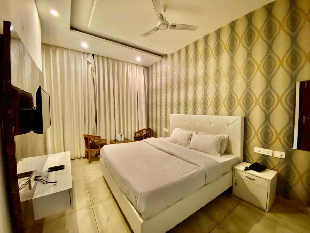 Hotel Hollywood - Family Hotel Zirakpur Bagian luar foto