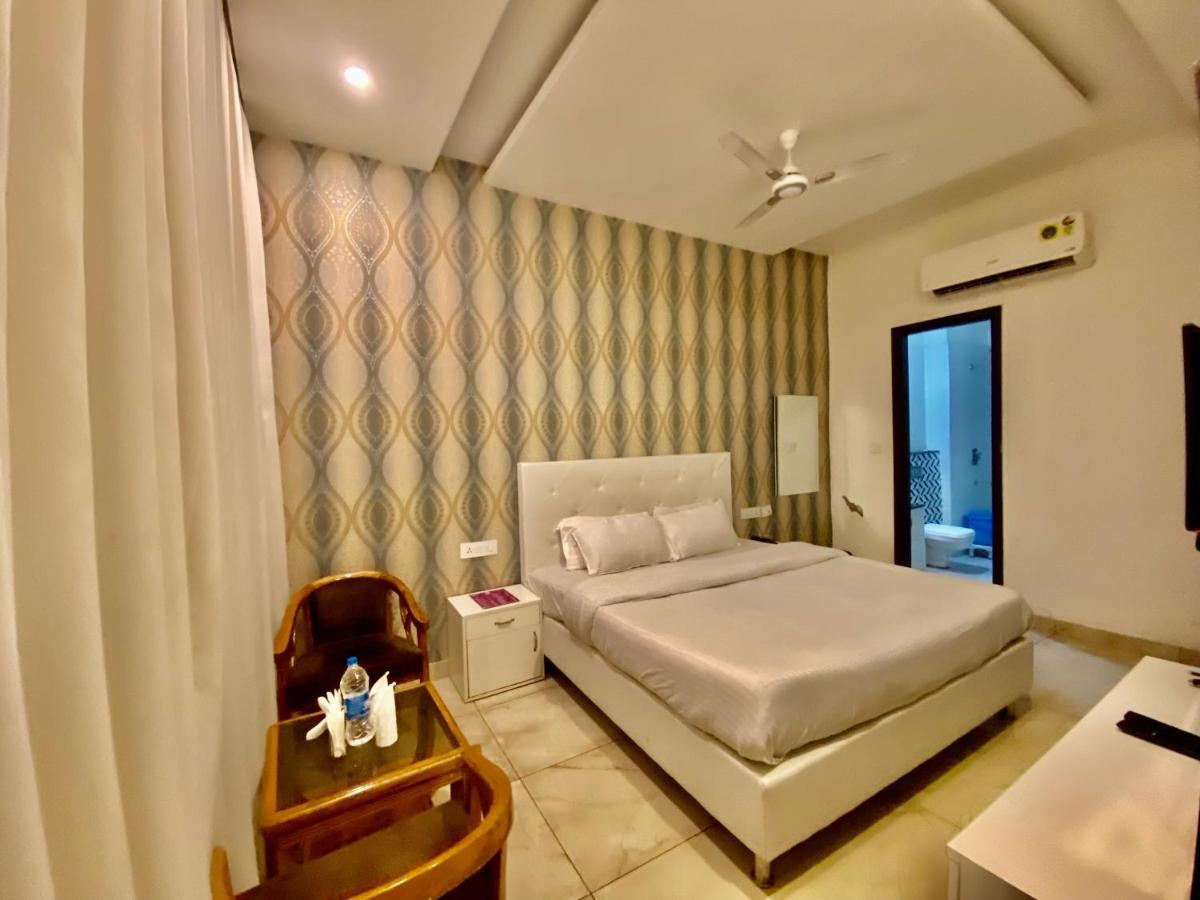 Hotel Hollywood - Family Hotel Zirakpur Bagian luar foto