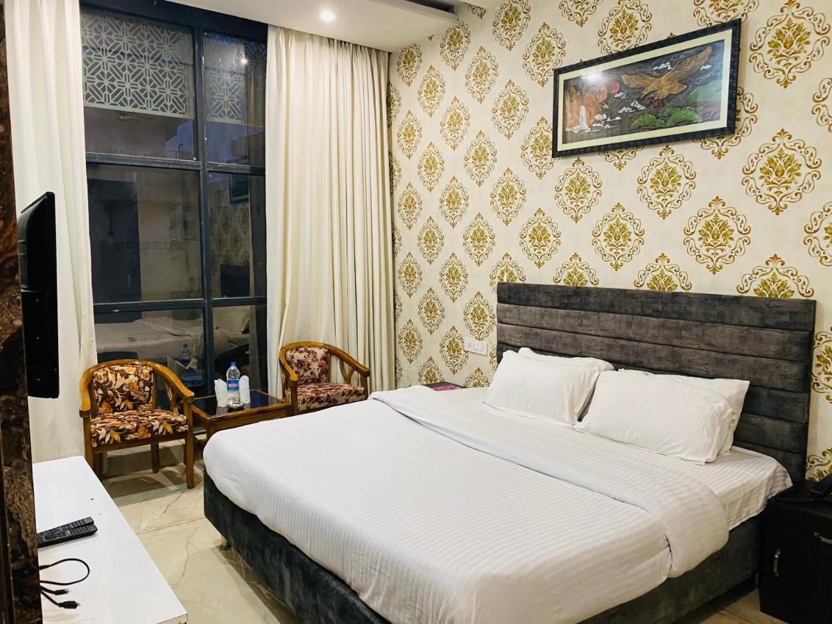 Hotel Hollywood - Family Hotel Zirakpur Bagian luar foto