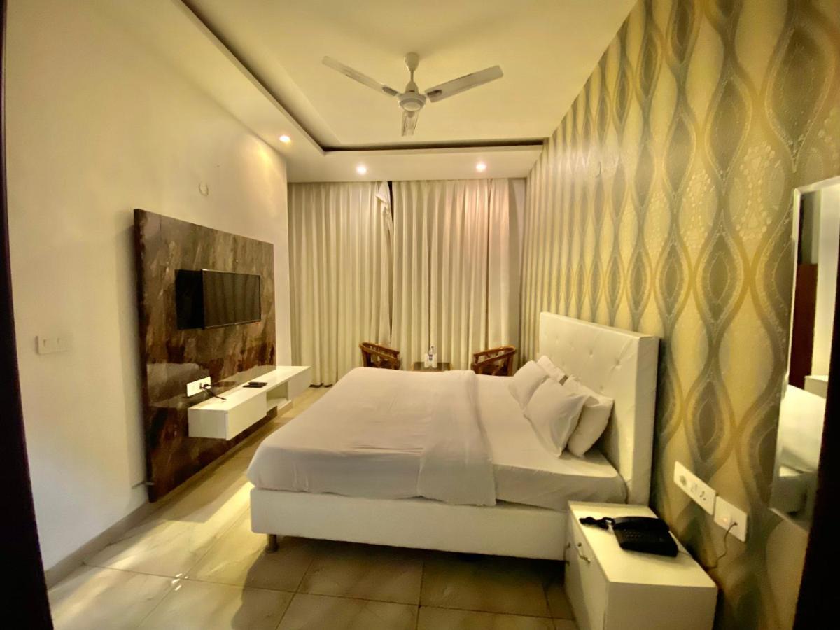 Hotel Hollywood - Family Hotel Zirakpur Bagian luar foto
