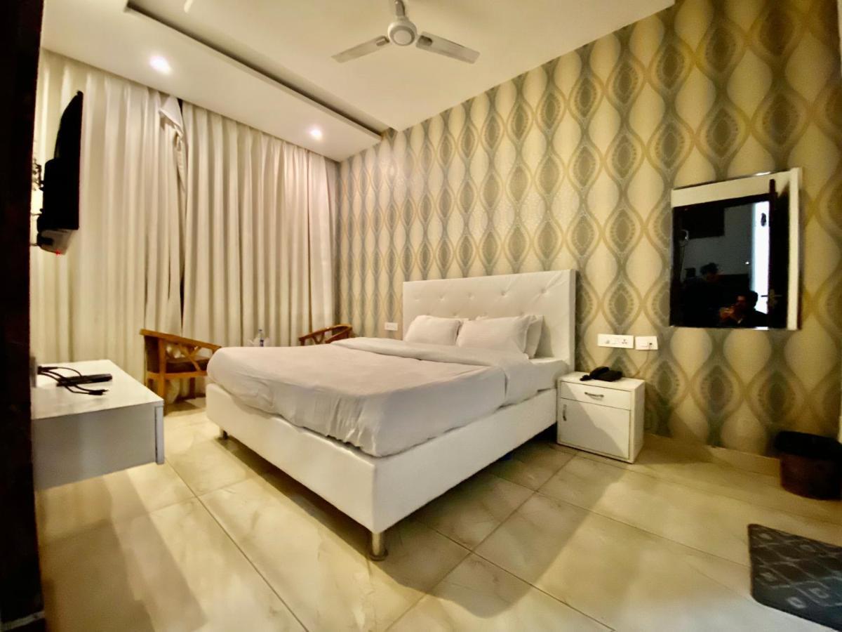 Hotel Hollywood - Family Hotel Zirakpur Bagian luar foto