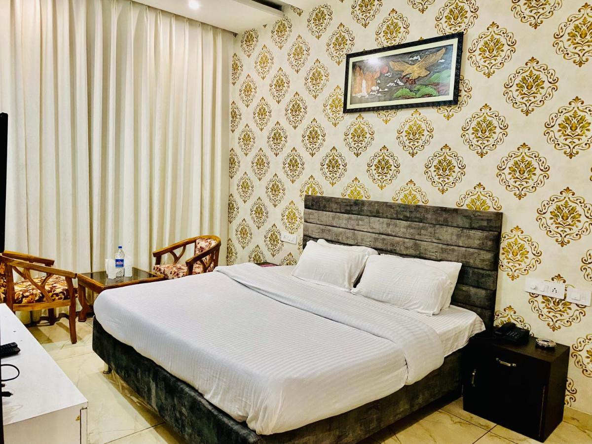 Hotel Hollywood - Family Hotel Zirakpur Bagian luar foto