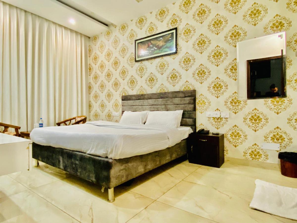 Hotel Hollywood - Family Hotel Zirakpur Bagian luar foto