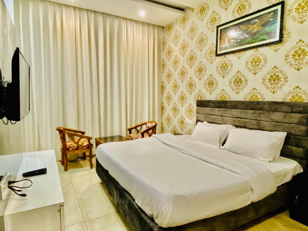 Hotel Hollywood - Family Hotel Zirakpur Bagian luar foto