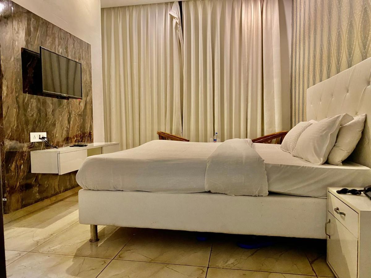 Hotel Hollywood - Family Hotel Zirakpur Bagian luar foto