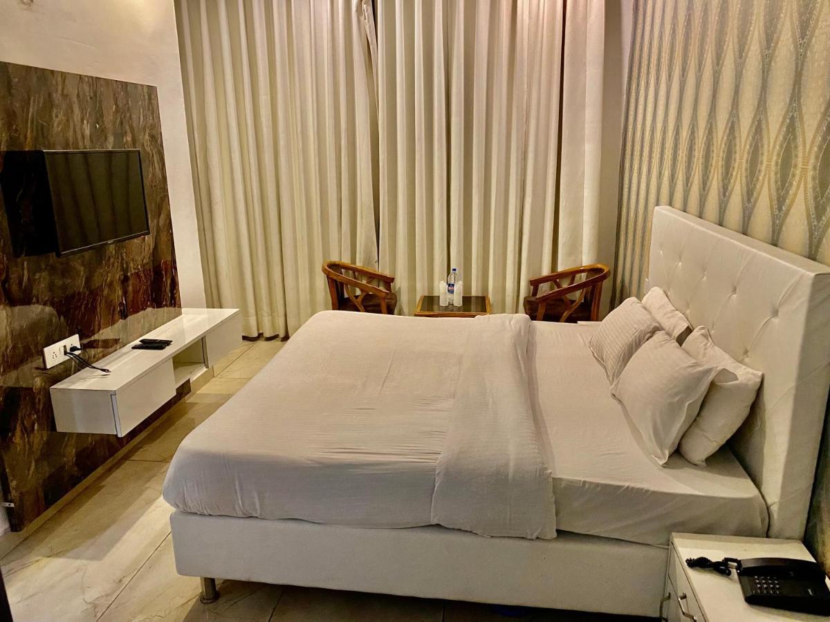 Hotel Hollywood - Family Hotel Zirakpur Bagian luar foto