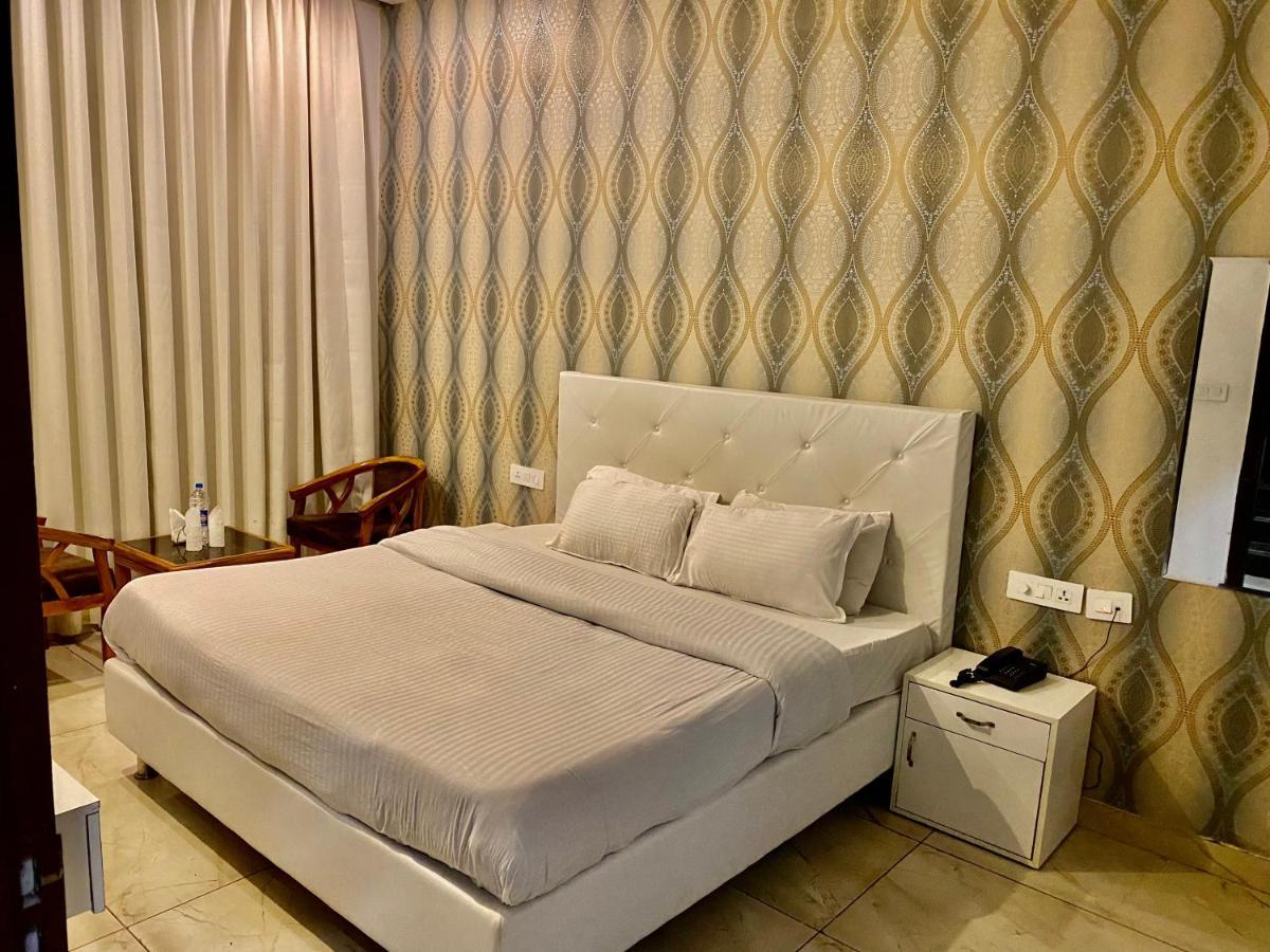 Hotel Hollywood - Family Hotel Zirakpur Bagian luar foto