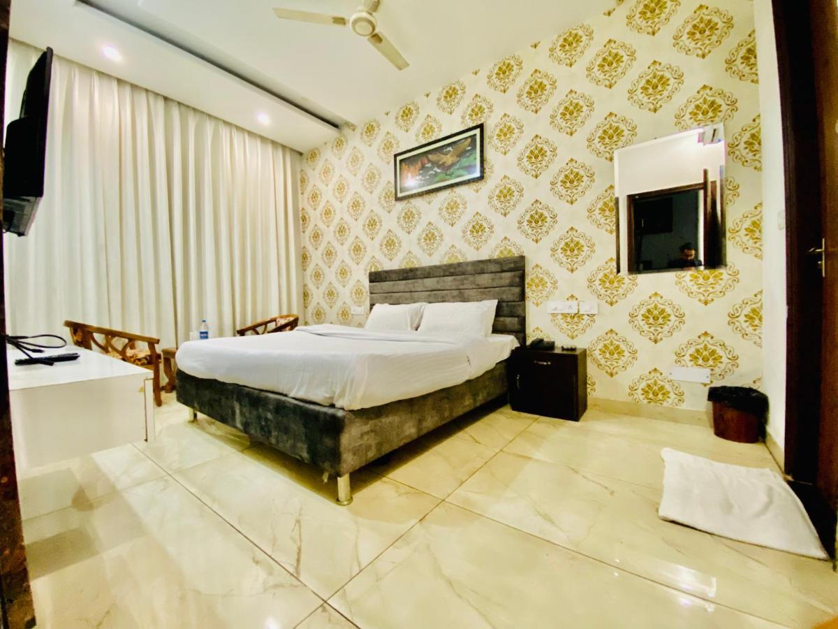 Hotel Hollywood - Family Hotel Zirakpur Bagian luar foto