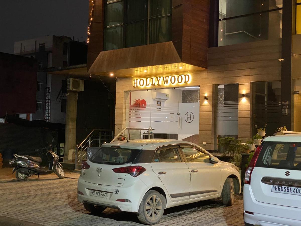 Hotel Hollywood - Family Hotel Zirakpur Bagian luar foto