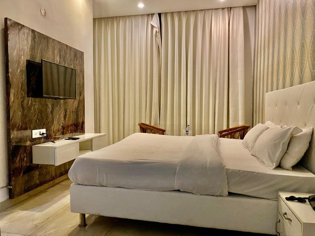 Hotel Hollywood - Family Hotel Zirakpur Bagian luar foto