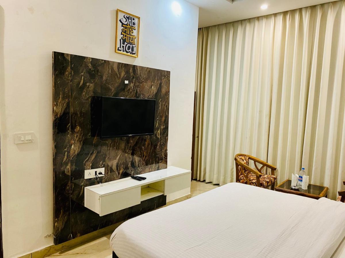 Hotel Hollywood - Family Hotel Zirakpur Bagian luar foto