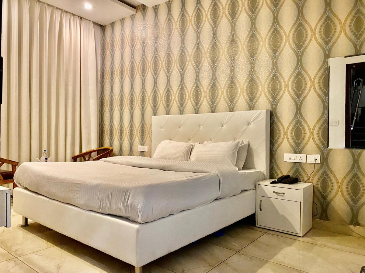 Hotel Hollywood - Family Hotel Zirakpur Bagian luar foto