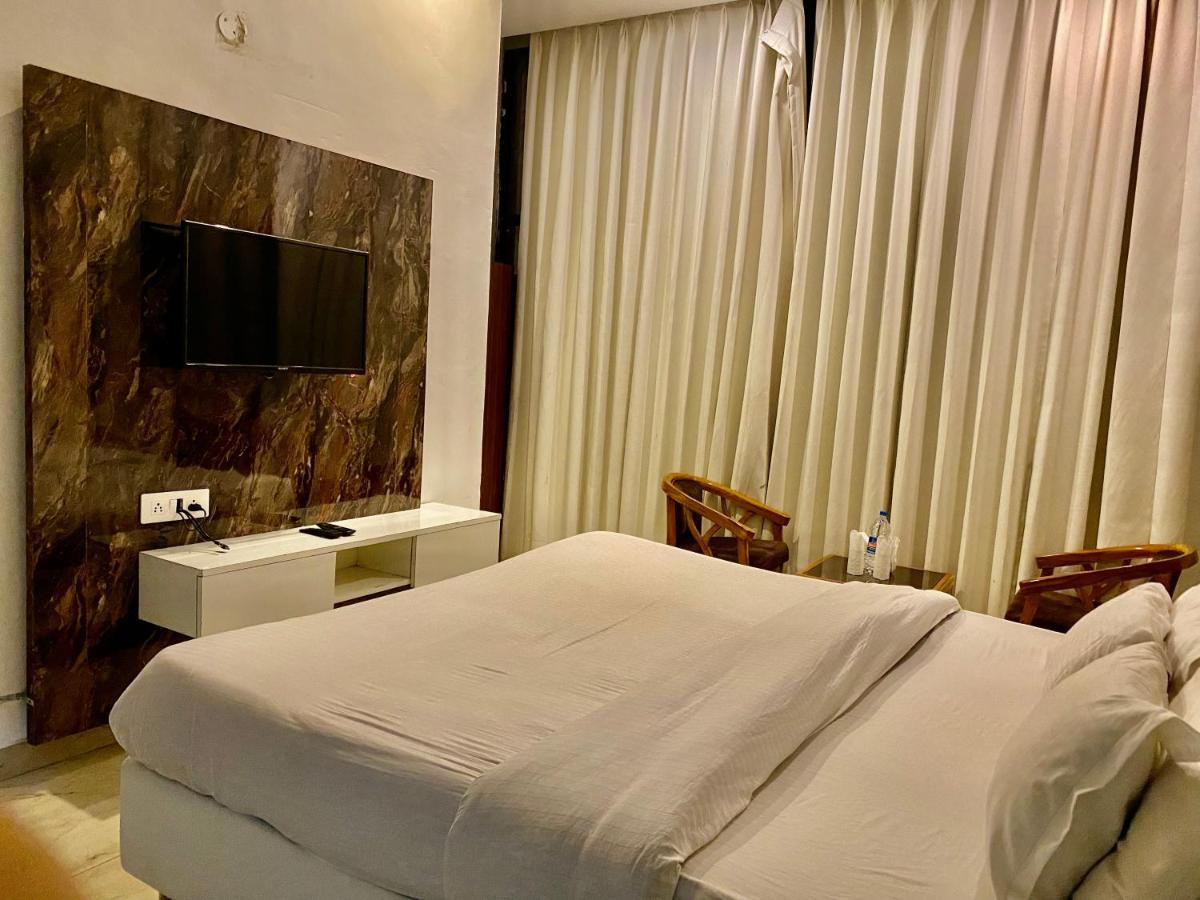 Hotel Hollywood - Family Hotel Zirakpur Bagian luar foto
