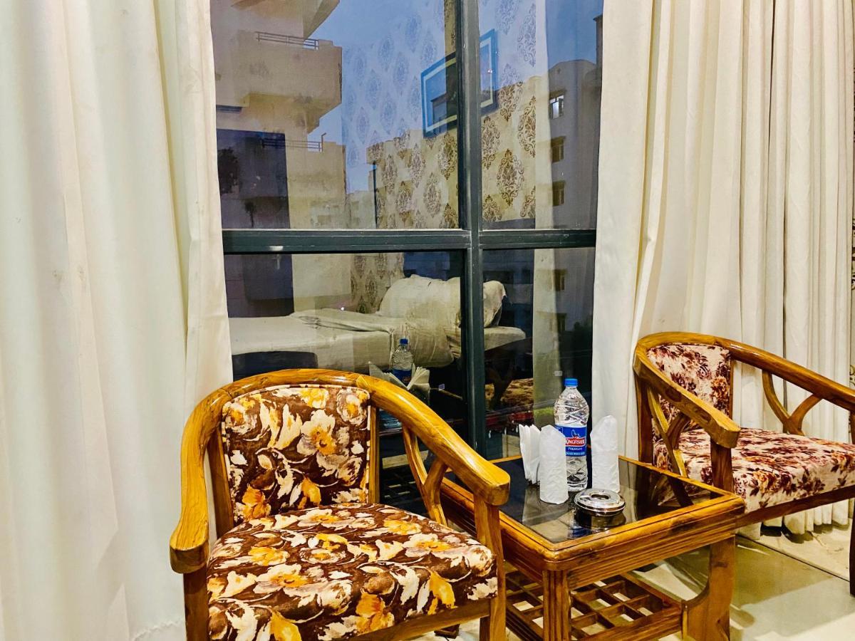 Hotel Hollywood - Family Hotel Zirakpur Bagian luar foto