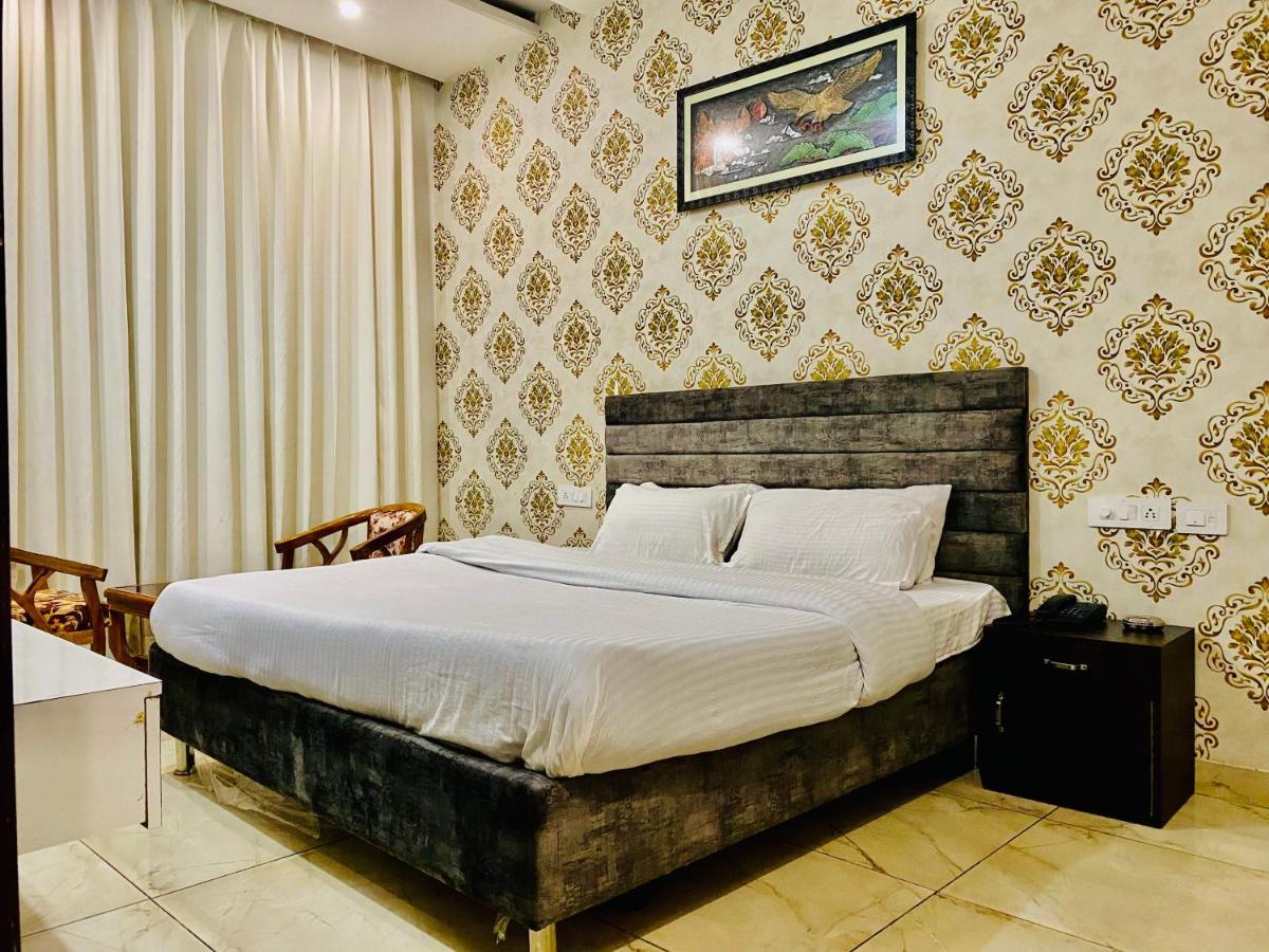 Hotel Hollywood - Family Hotel Zirakpur Bagian luar foto